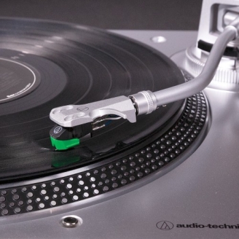 Preview: Audio-Technica AT-LP120X Direktangetriebener Plattenspieler. silber