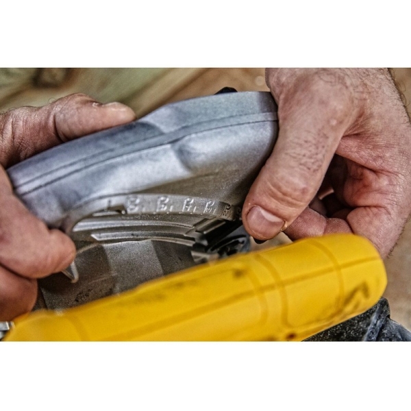 DEWALT Handkreissaege 65 mm 1350 Watt