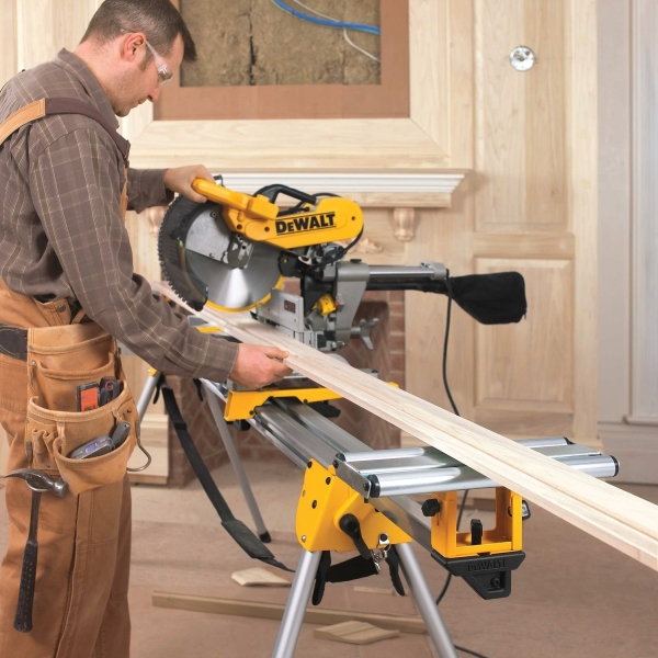 DEWALT Paneelsaege 305 mm 1675 Watt