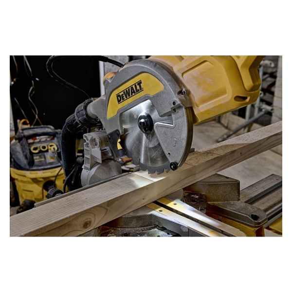 DEWALT Paneelsaege 216 mm. 1800 Watt